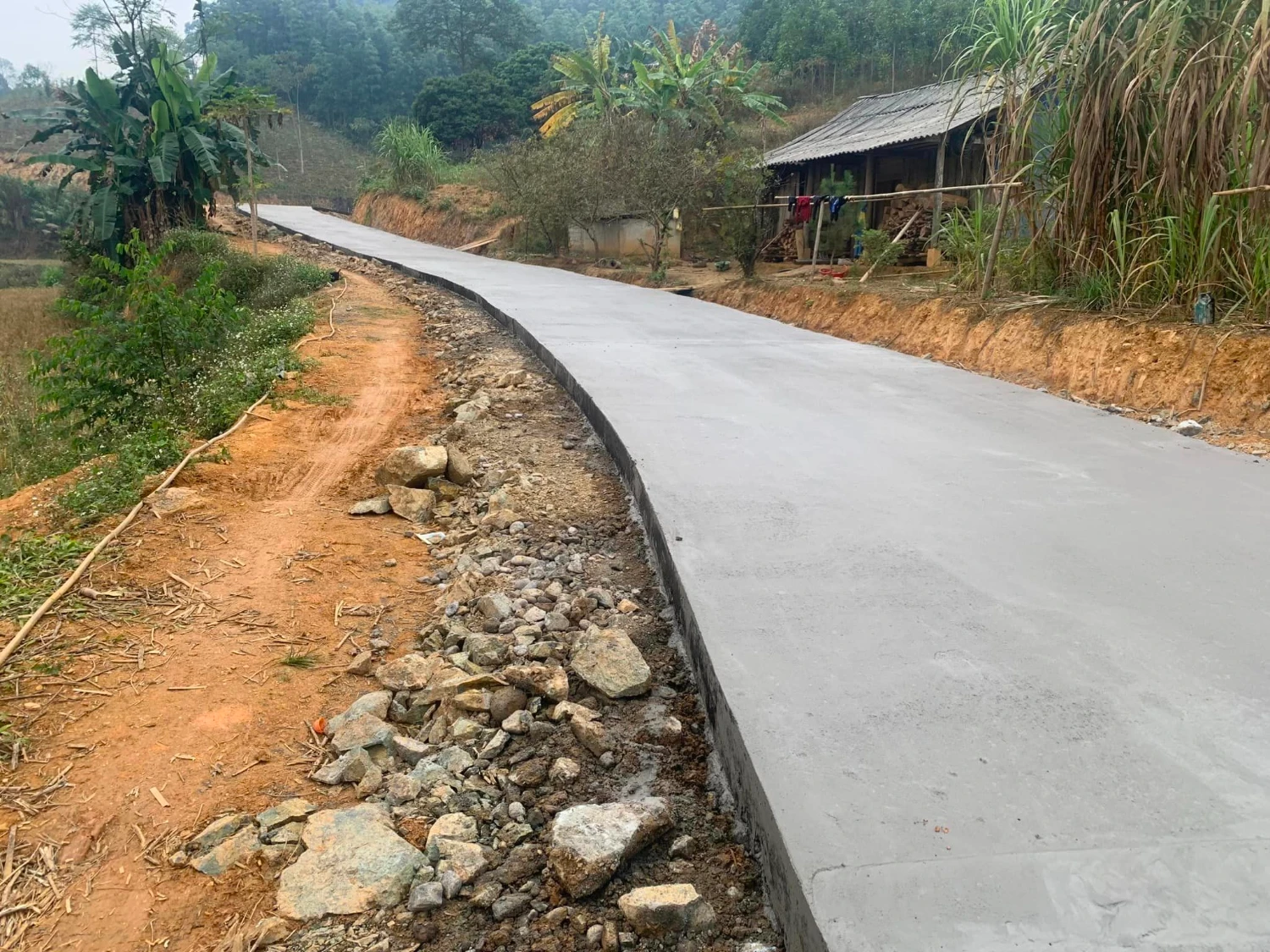 Nhiều đường bê tông được xây dựng tạo điều kiện cho nhân dân đi lại.