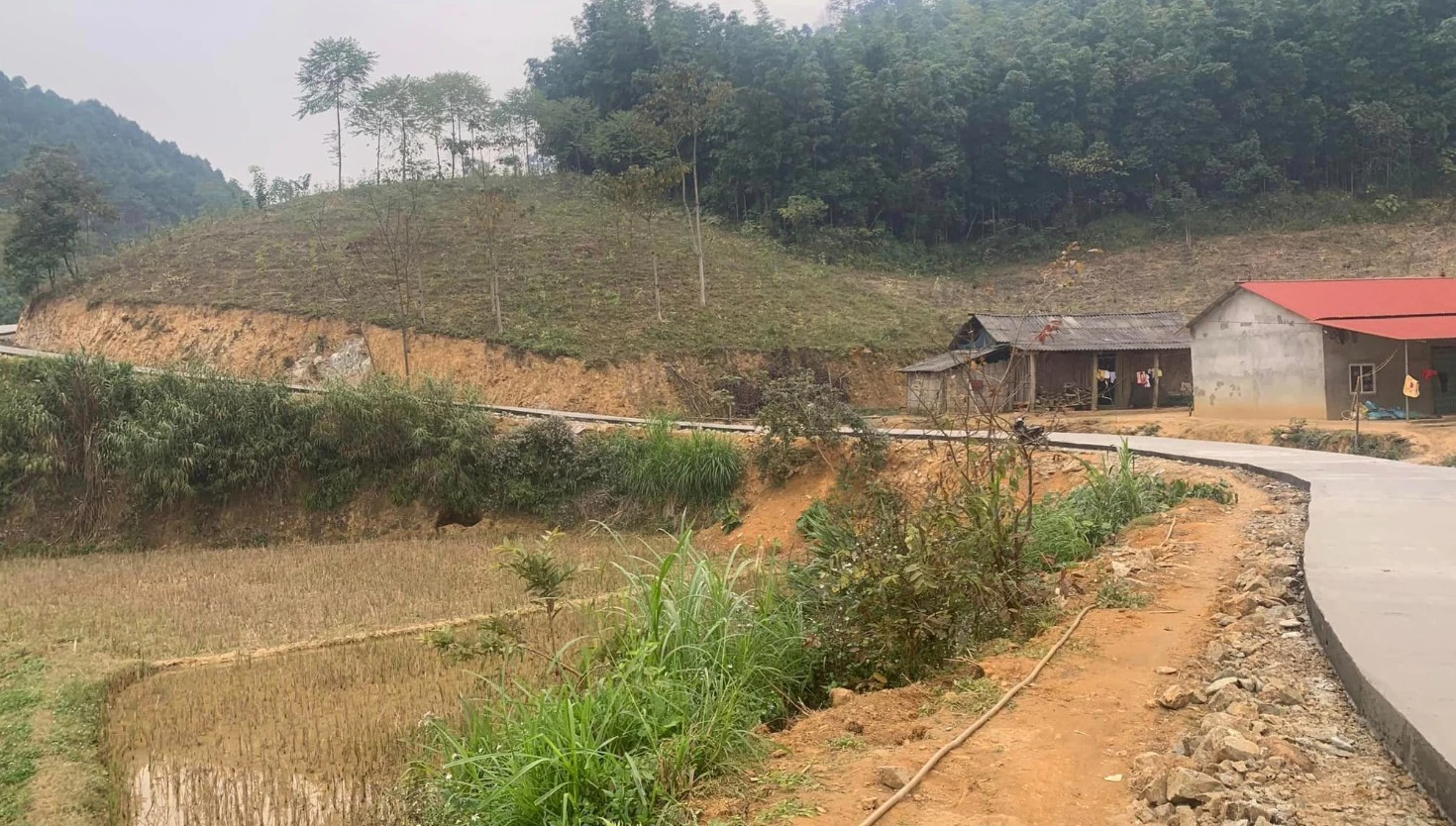 Nhờ có đường GTNT sẽ góp phần thúc đẩy kinh tế xã hội tại địa phương.