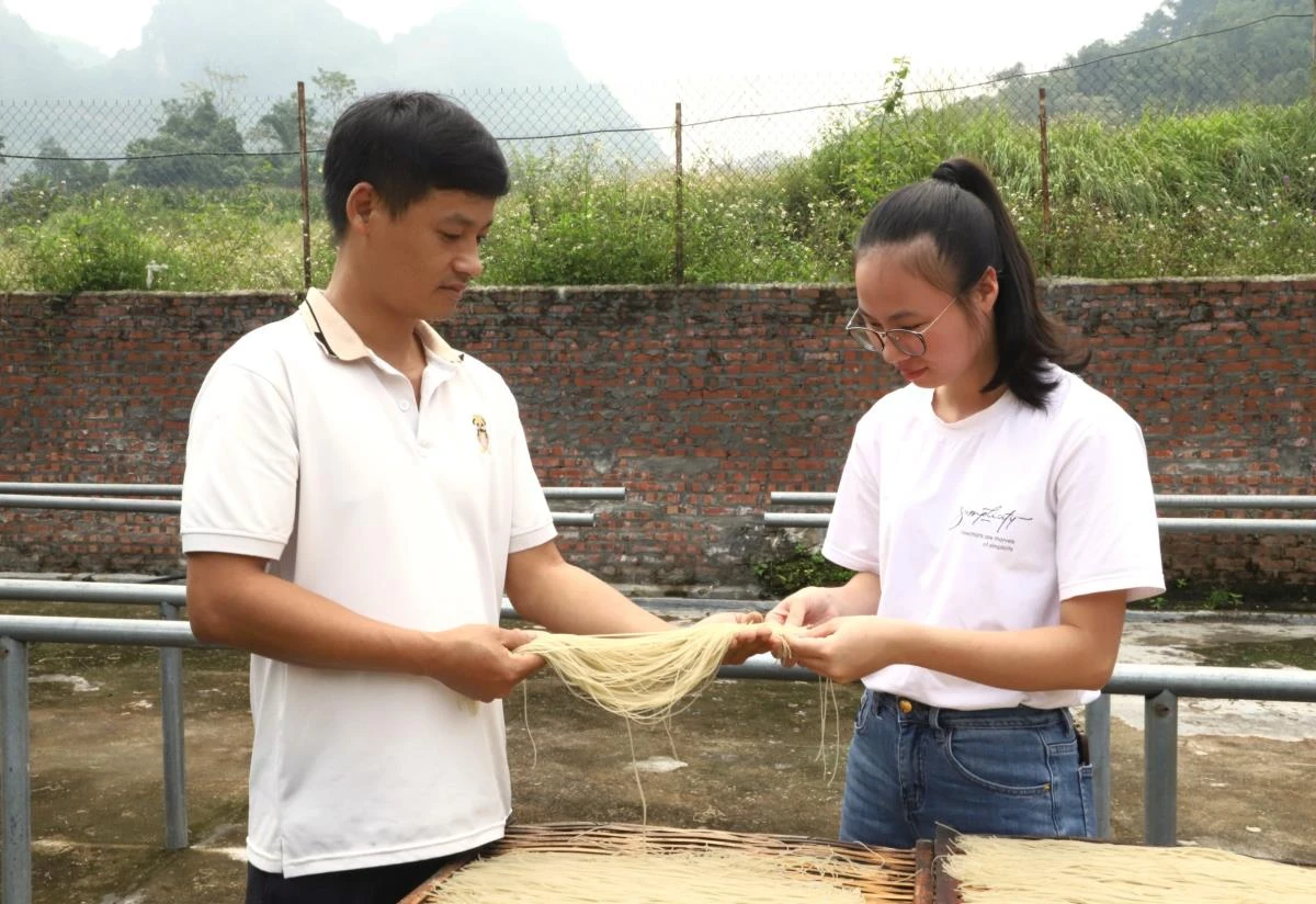 Anh Vũ Quang Hưng giới thiệu với khách hàng về quy trình làm miến.