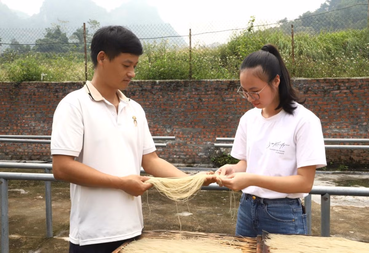 Anh Vũ Quang Hưng giới thiệu với khách hàng về quy trình làm miến.