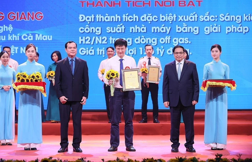 Thủ tướng Phạm Minh Chính và Chủ tịch Tổng Liên đoàn Lao động Việt Nam Nguyễn Đình Khang trao chứng nhận và hoa vinh danh các tác giả, nhóm tác giả có thành tích đặc biệt xuất sắc.