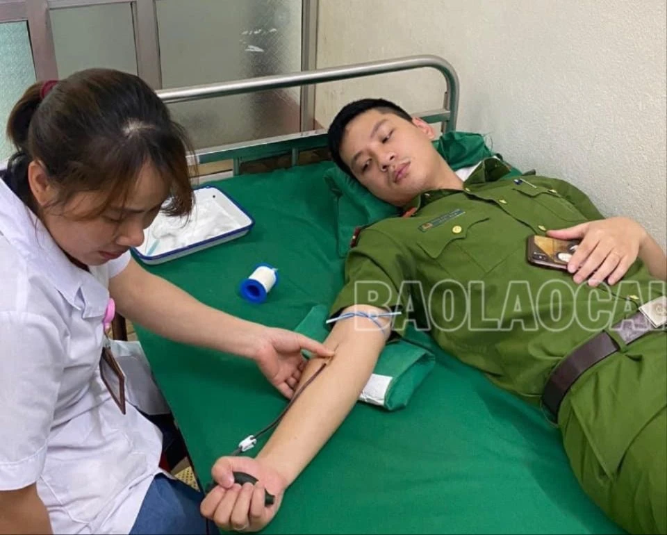 Trung úy Phạm Ngọc Thành - Cán bộ Công an xã Minh Tân huyện Bảo yên nhanh chóng đến bệnh viện hiến máu cứu bệnh nhân.jpg