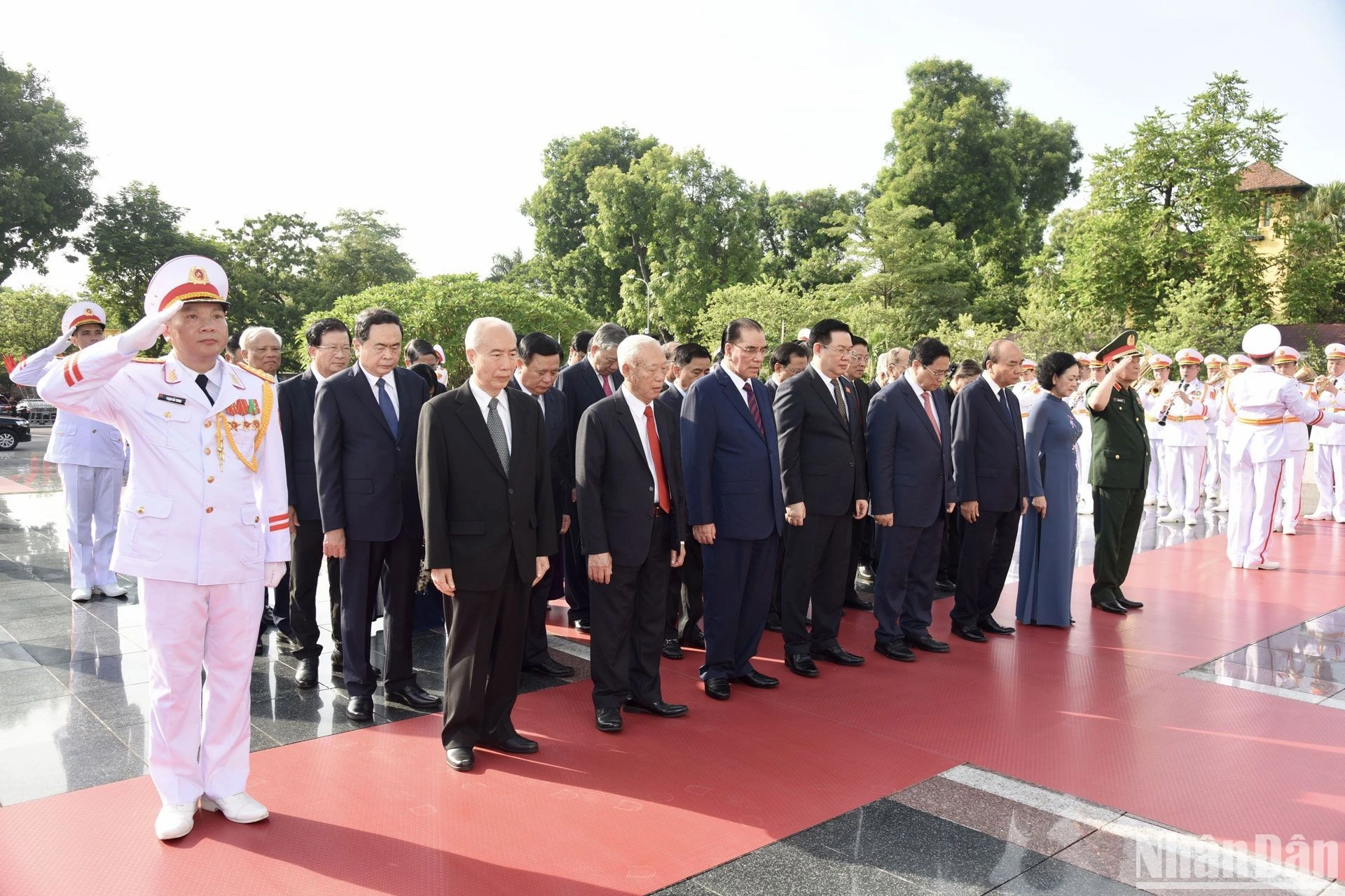 Các đồng chí lãnh đạo Đảng, Nhà nước tưởng niệm các anh hùng liệt sĩ.