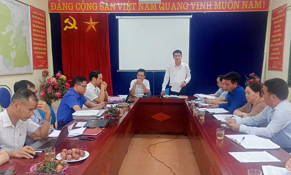 Đoàn kiểm tra làm việc với Đảng ủy xã Trung Lèng Hồ.jpg