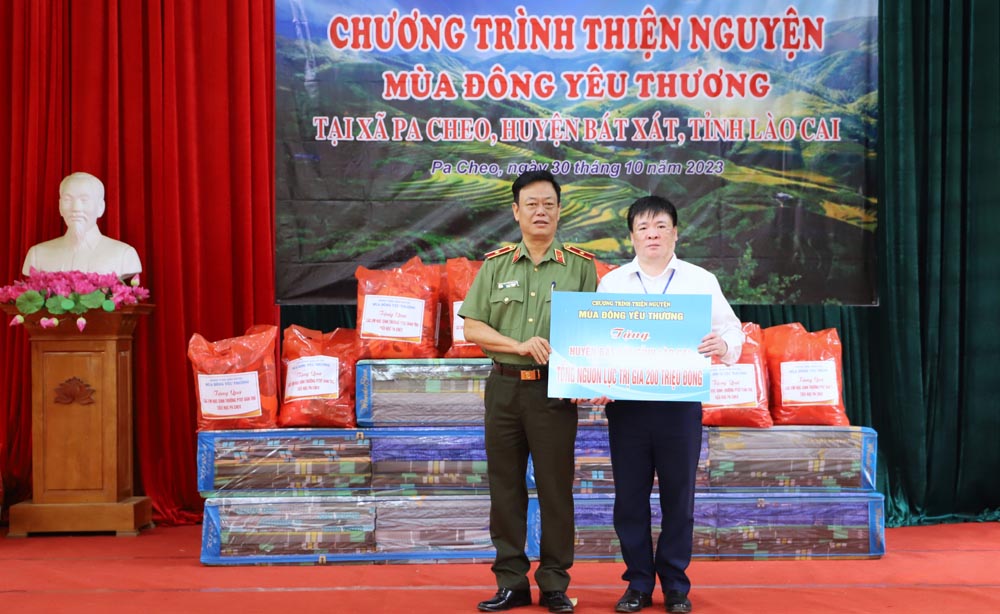 Tặng quà cho xã Pa Cheo. 01.JPG