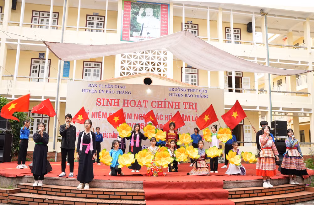 học sinh trường PTDT nội trú THCS&THPT Bảo Thắng hát ca ngợi Bác.JPG