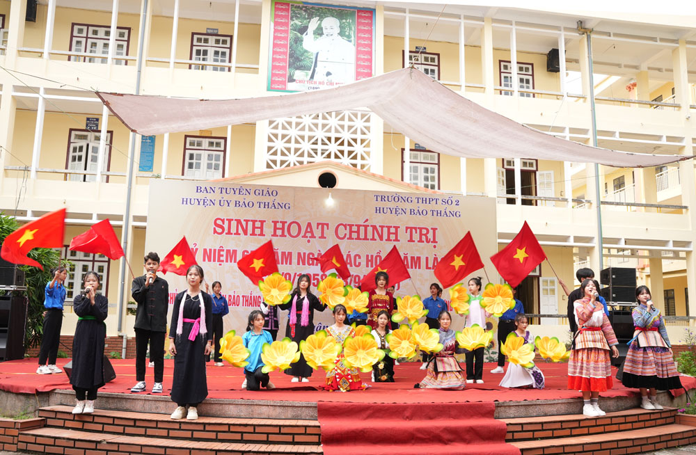 Học sinh Trường PTDT nội trú THCS & THPT Bảo Thắng biểu diễn tiết mục văn nghệ ca ngợi Bác. học sinh trường PTDT nội trú THCS&THPT Bảo Thắng hát ca ngợi Bác.JPG