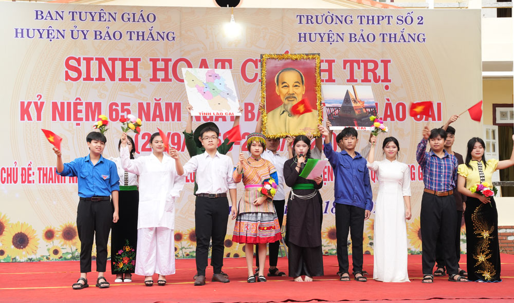 Học sinh Trường THPT số 2 Bảo Thắng bình bức thư của Bác gửi Nhân dân các dân tộc tỉnh Lào Cai. Học sinh trường THPT số 2 Bảo Thắng bình bức thư của Bác gửi Lào Caic.JPG