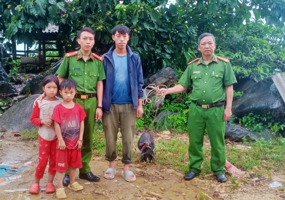 Đoàn thanh niên Công an huyện Mường Khương trao tặng con giống cho gia đình anh Sỳ.jpg