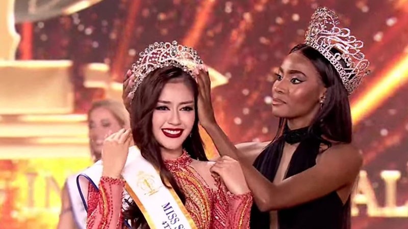 Thanh Ngân nhận tiara Á hậu 4 của cuộc thi. Thanh Ngân nhận tiara Á hậu 4 của cuộc thi.