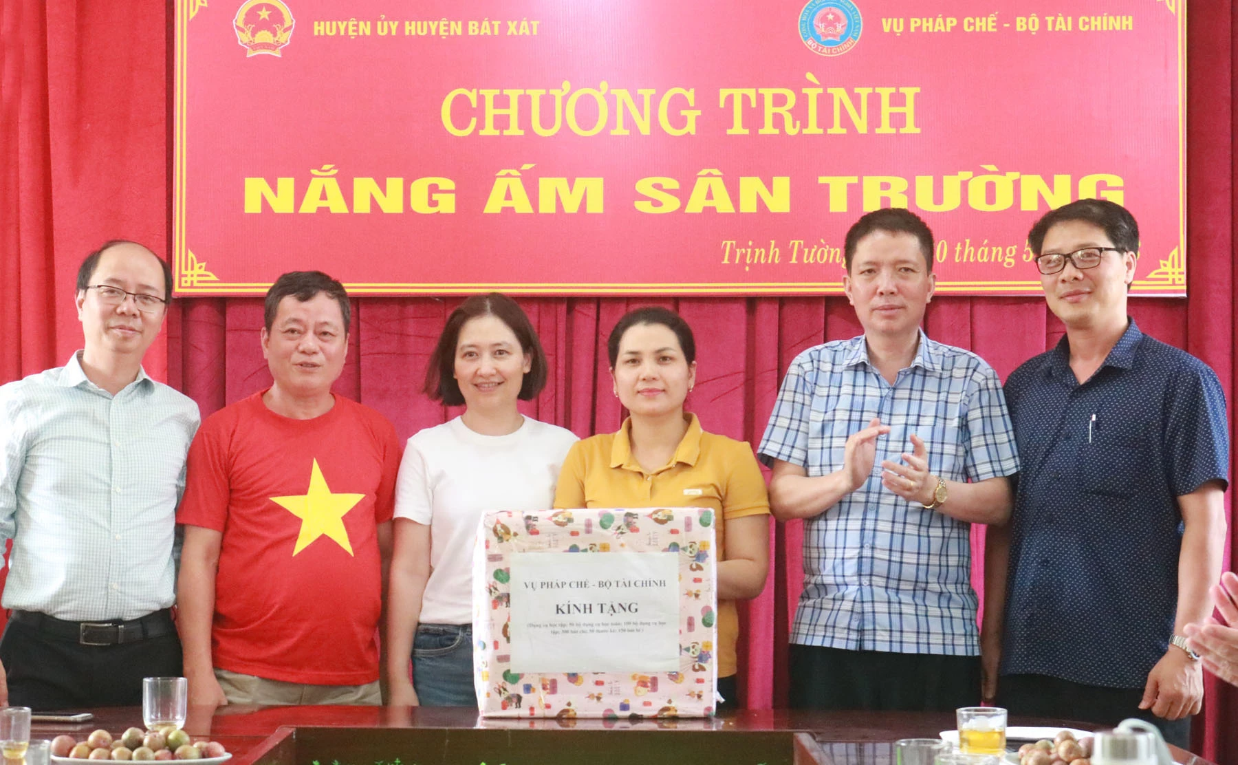Trao tặng đồ dùng học tập cho nhà trường.jpg