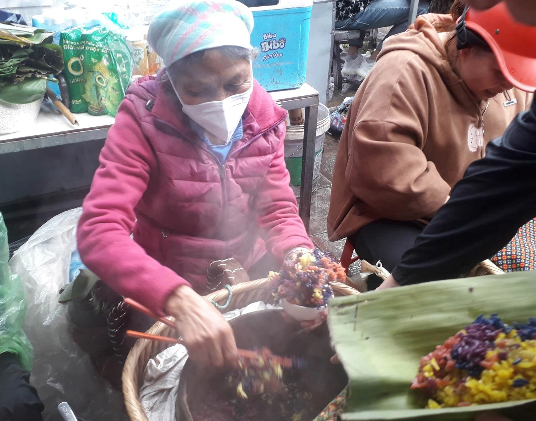 Xôi ngũ sắc được bán tại chợ phiên Bắc Hà (tỉnh Lào Cai).