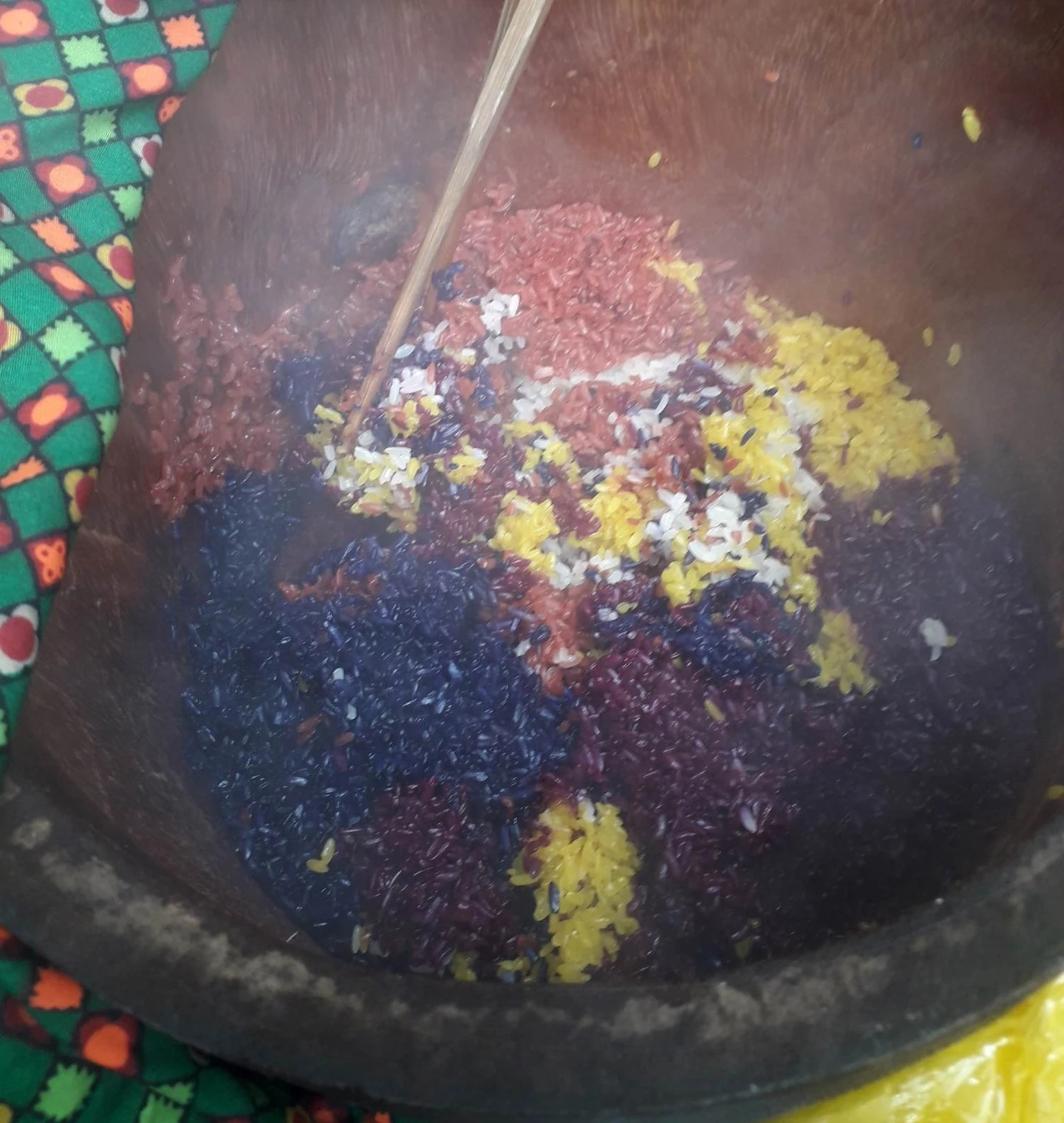 Xôi ngũ sắc được người dân giữ nóng bằng cách cho vào chõ gỗ và bọc bằng nhiều lớp vải dày.