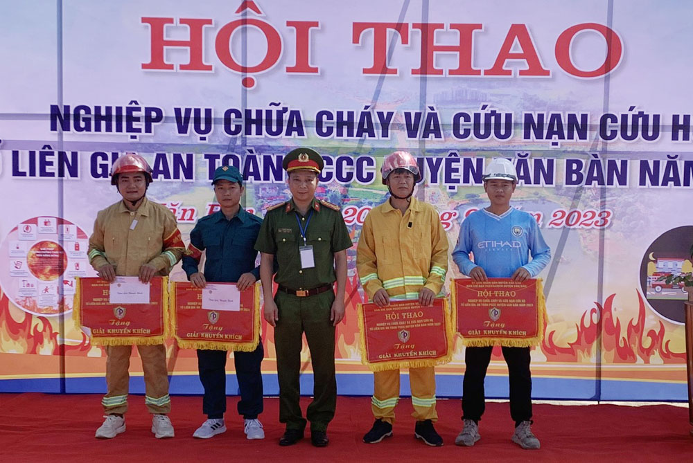 Trao giải Khuyến khích cho các đội. 3.jpg