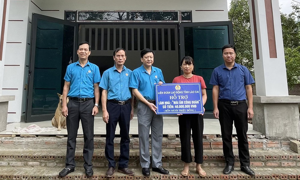 Trao hỗ trợ làm nhà cho các đoàn viên. trao nha mai am cd.jpg