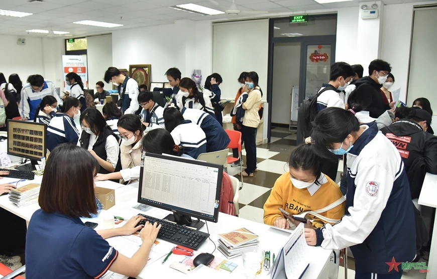 Thí sinh thực hiện các thủ tục trước khi nhập học tại Trường ĐH Phenikaa.