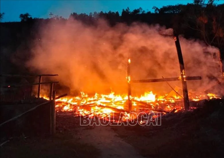 Ngôi nhà sàn 4 gian của gia đình anh Nguyễn Văn Hượng bị thiêu rụi hoàn toàn.jpg