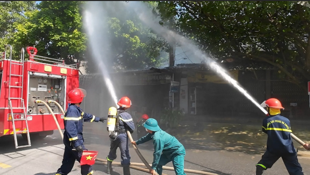 Đội Cảnh sát PCCC&CNCH Công an huyện Bảo Thắng có mặt kịp thời để khống chế đám cháy. 2.png