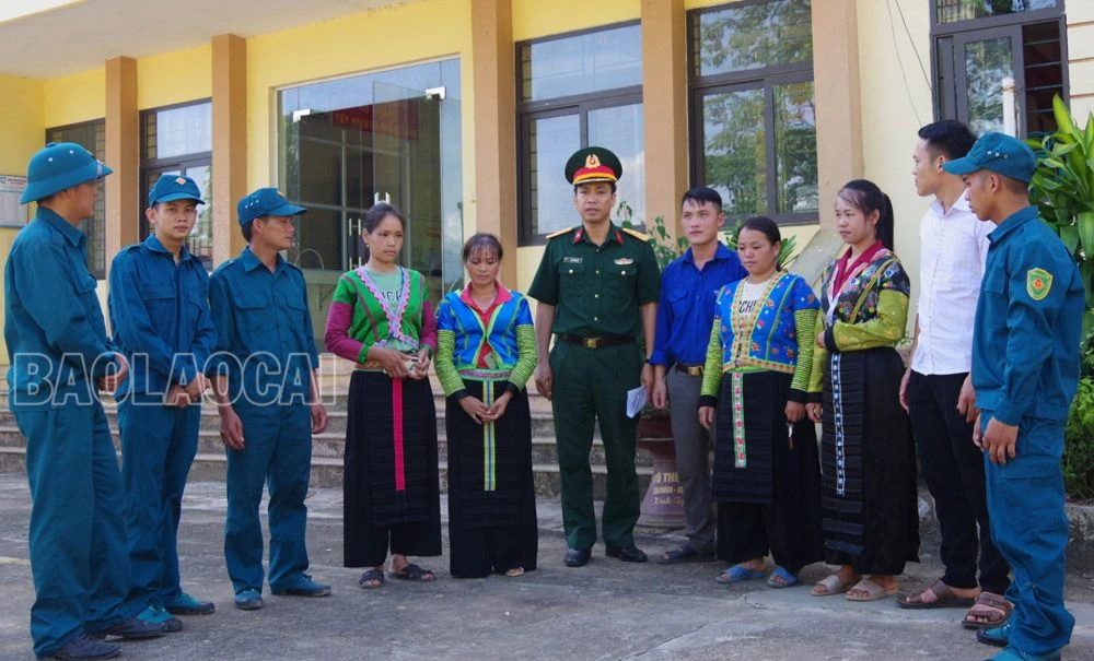 Can bo Ban CHQS huyen Van ban tuyen truyen PBGDPL cho nhân dan xa Nam Chày.JPG