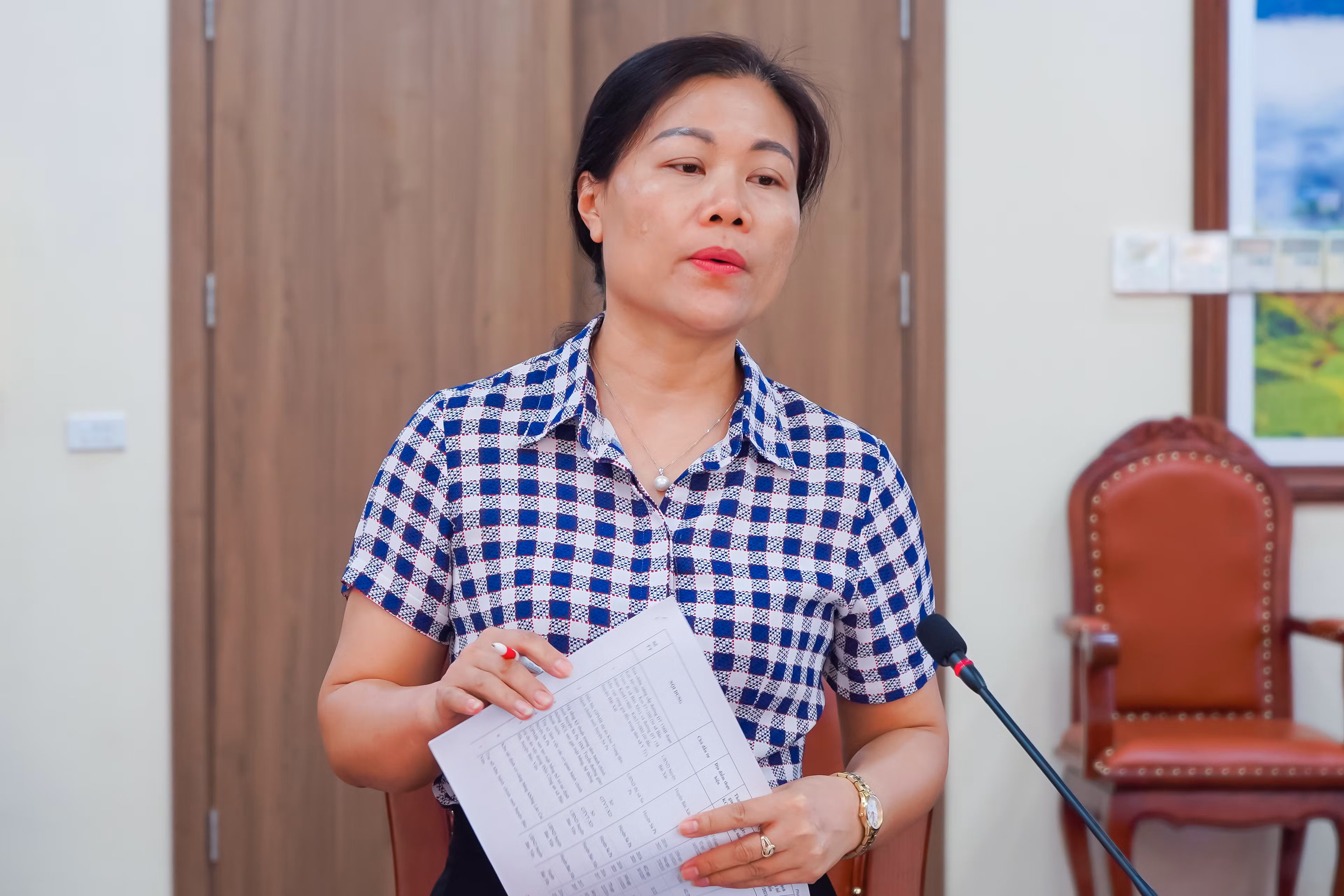 Bà Ngụy Phí Kiều Vân – Trưởng Ban Kinh tế ngân sách – HĐND tỉnh Lào Cai phát biểu tại buổi giám sát.jpg