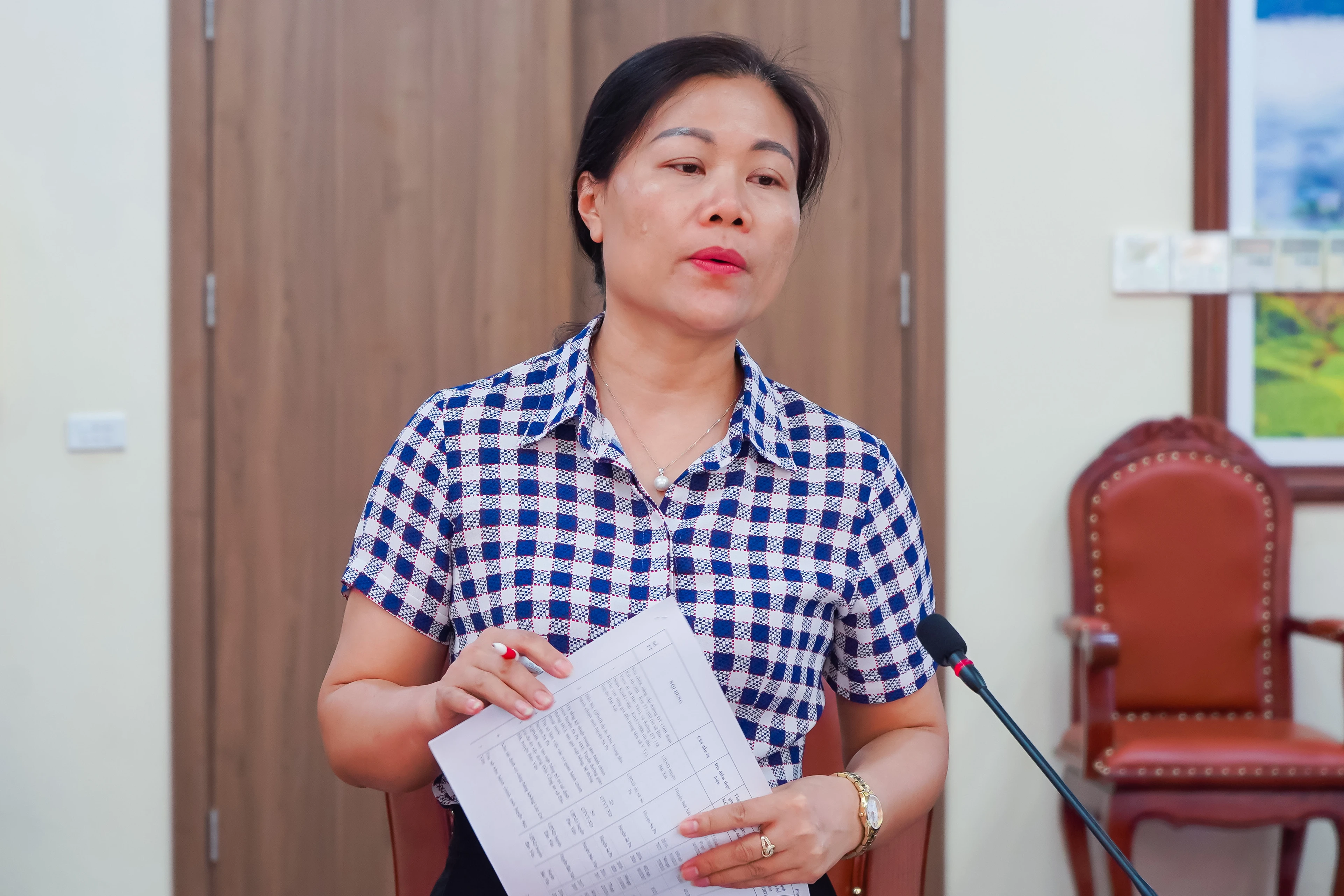 Bà Ngụy Phí Kiều Vân – Trưởng Ban Kinh tế ngân sách – HĐND tỉnh Lào Cai phát biểu tại buổi giám sát.jpg