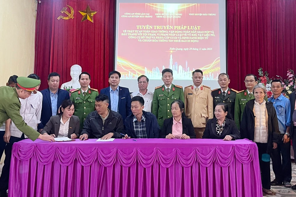 Các trưởng thôn kí cam kết không vi phạm pháp luật về vũ khí, vật liệu nổ, CCHT và pháo.jpg