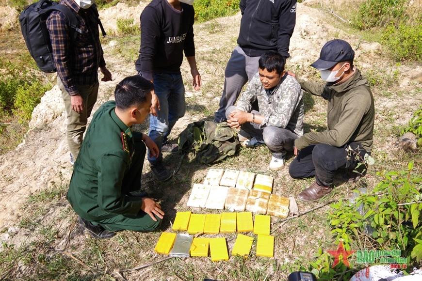 Tại hiện trường, lực lượng chức năng thu giữ 12 bánh heroin, 54.000 viên ma túy tổng hợp.
