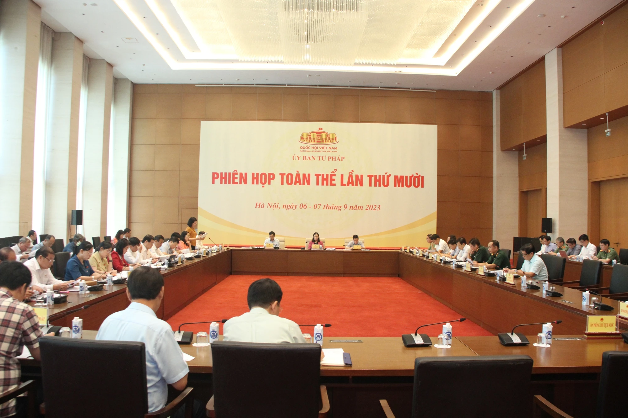 Toàn cảnh Phiên họp toàn thể lần thứ 10 của Ủy ban Tư pháp.