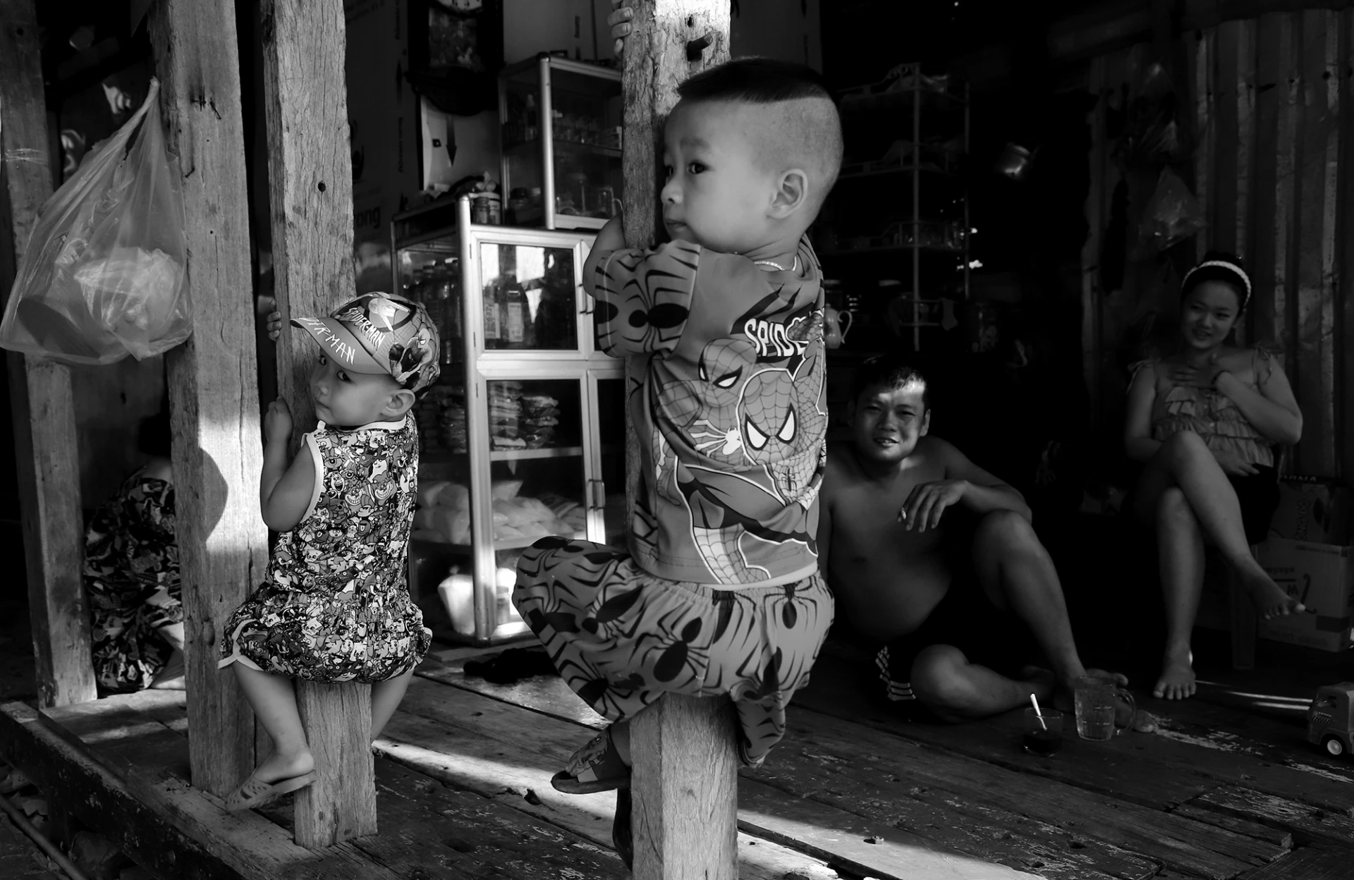 Cả nhà đùa vui bên nhau.