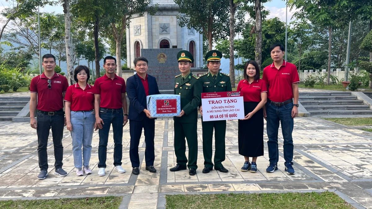 Ban tổ chức chương trình trao tặng 5 lá cờ Tổ quốc tại cột cờ Lũng Pô.