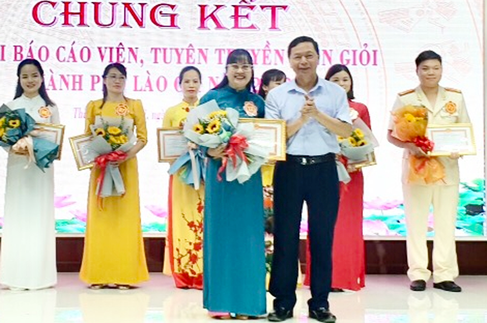 Trao giải Nhất cho thí sinh Tống Thị Thùy Linh. 4.png
