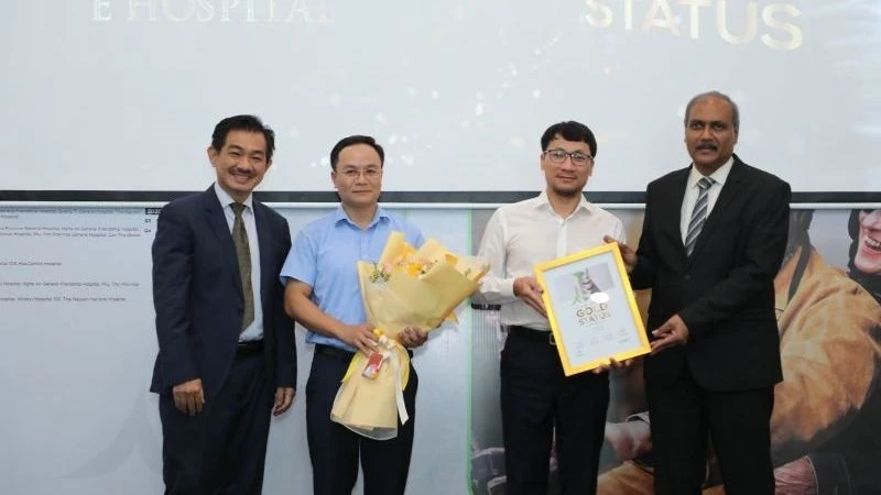 Tiến sĩ, bác sĩ Nguyễn Công Hựu, Giám đốc Bệnh viện E nhận bằng chứng nhận giải vàng về điều trị đột quỵ.