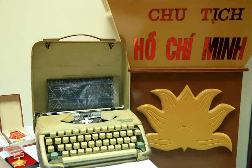 Những hiện vật và tác phẩm của nhà văn Sơn Tùng trao tặng Trung tâm Lưu trữ quốc gia III. Ảnh: Hồng Lý