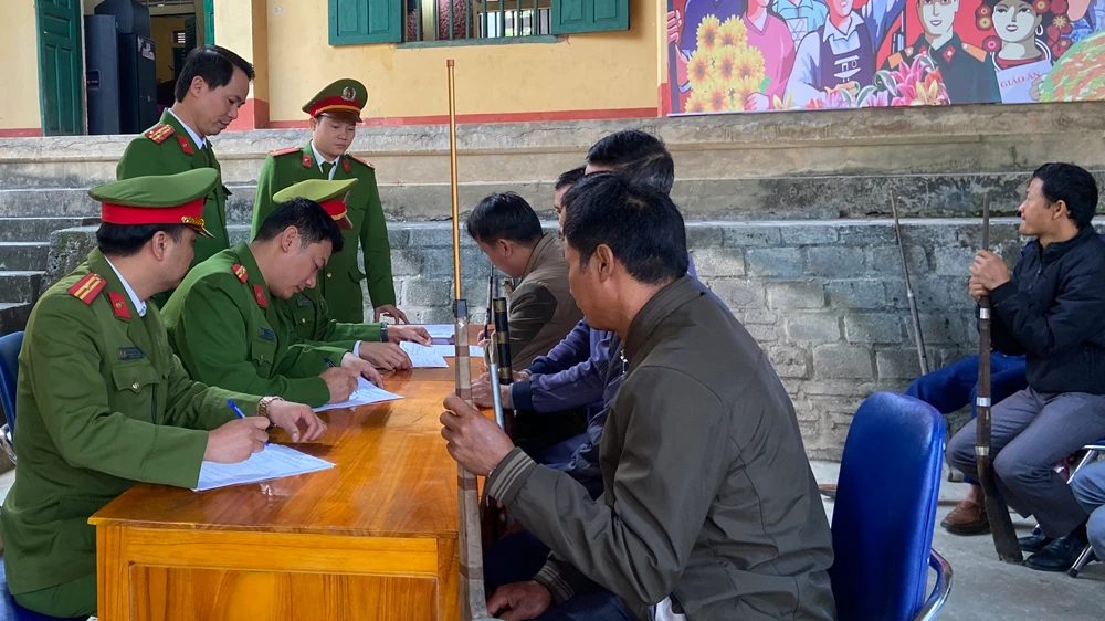 Sau buổi tuyên truyền người dân tự giác giao nộp vũ khí tự chế.jpg