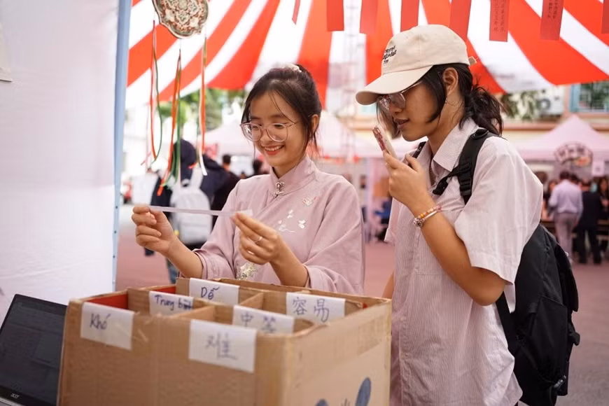 Các sinh viên Việt Nam tham gia trò chơi đoán câu đố tại Chương trình Liên hoan ca nhạc, phim ảnh thanh niên Trung Quốc - ASEAN diễn ra ngày 1-11-2023 tại Trường Đại học Hà Nội.