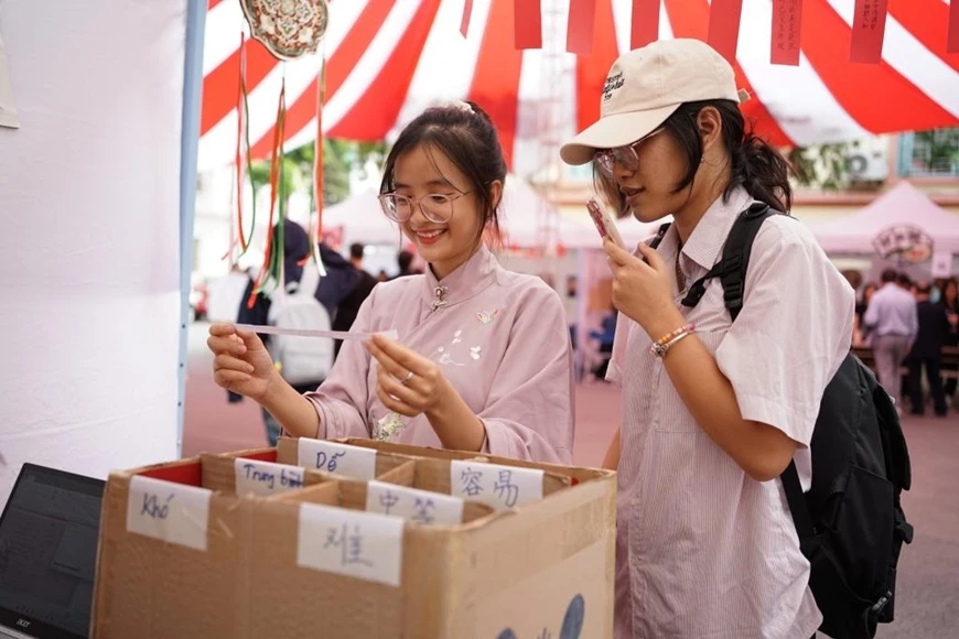 Các sinh viên Việt Nam tham gia trò chơi đoán câu đố tại Chương trình Liên hoan ca nhạc, phim ảnh thanh niên Trung Quốc - ASEAN diễn ra ngày 1-11-2023 tại Trường Đại học Hà Nội.