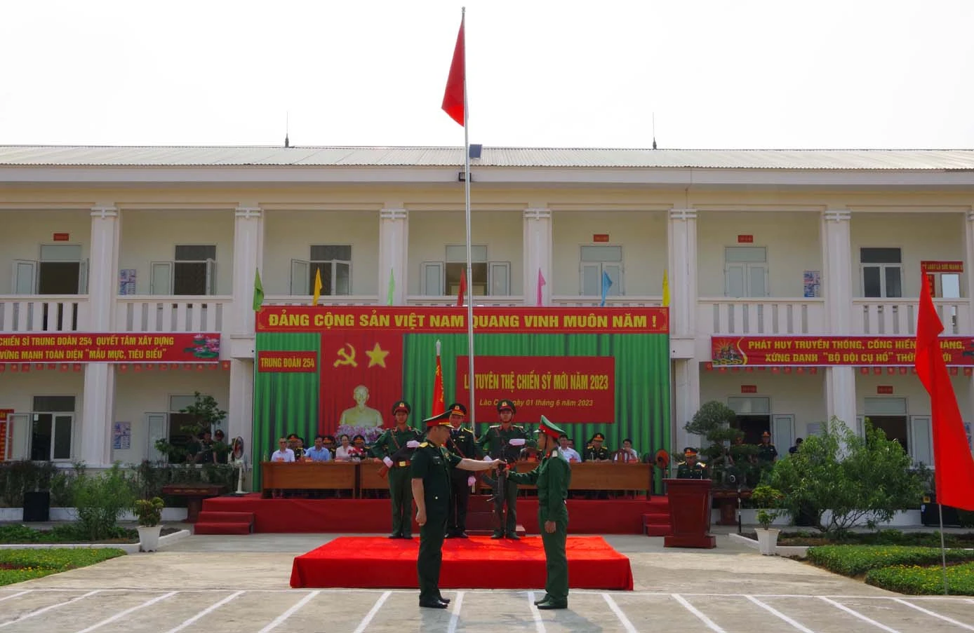 Trao vu khi tai le tuyen the chien si moi.JPG