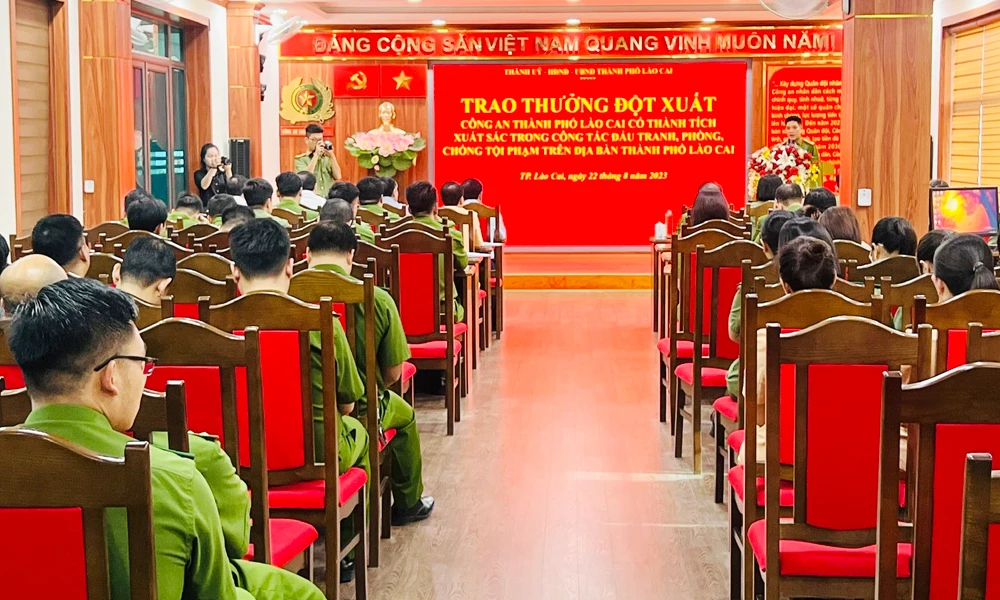 Ảnh 1. Toàn cảnh buổi trao thưởng đột xuất.jpg