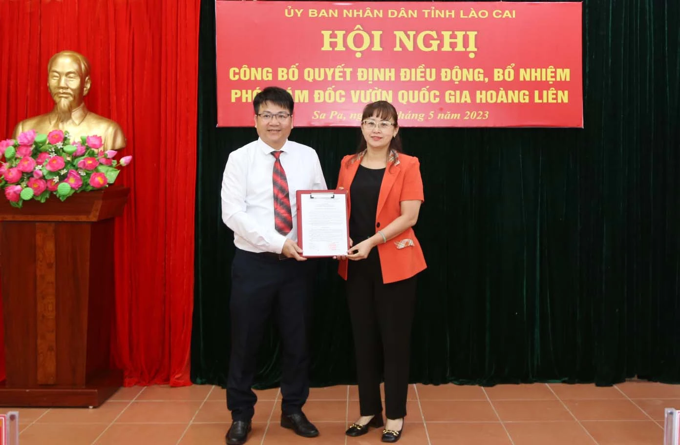 Thay mặt UBND tỉnh, đồng chí Giàng Thị Dung, Phó Chủ tịch UBND tỉnh trao quyết định điều động, bổ nhiệm đồng chí Vũ Đức Quyền giữ chức vụ Phó Giám đốc Vườn Quốc gia Hoàng Liên thời hạn .jpg