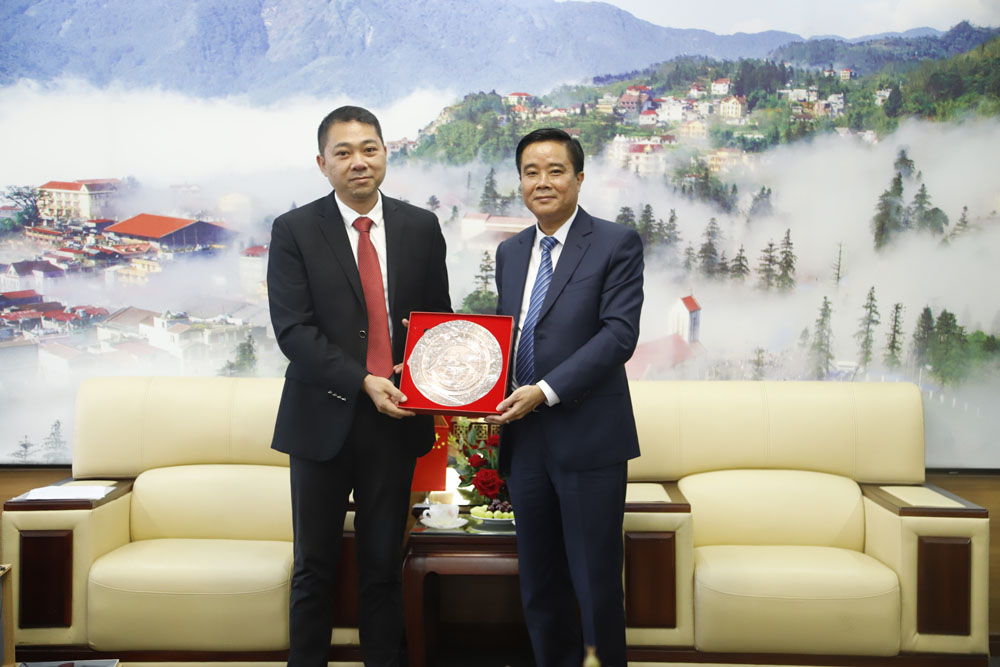 Lãnh đạo thị xã Sa Pa tặng quà lưu niệm cho đoàn công tác huyện Bình Biên. _MG_0493.JPG