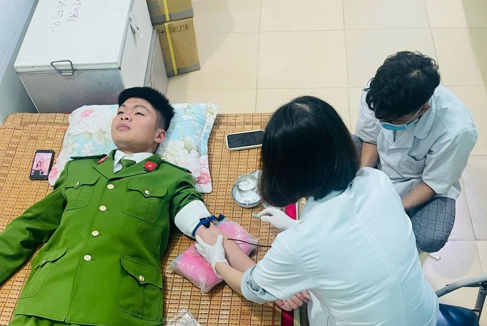 Đồng chí Ma Thế Huy có mặt tại bệnh viện Đa khoa huyện Văn Bàn để hiến máu cho bệnh nhân.jpg