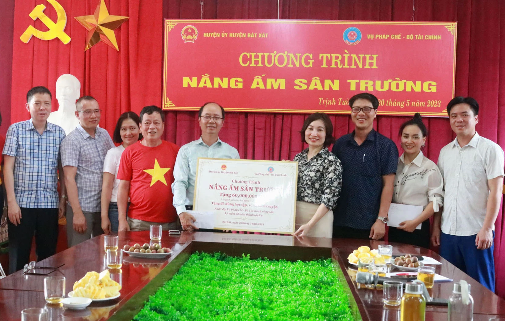 Trao hỗ trợ cho nhà trường.jpg