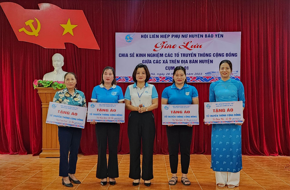 Hội LHPN huyện Bảo Yên tặng áo cho các tổ truyền thông cộng đồng. Hội LHPN Bảo Yên đã trao tặng áo cho các Tổ truyền thông cộng đồng.jpg
