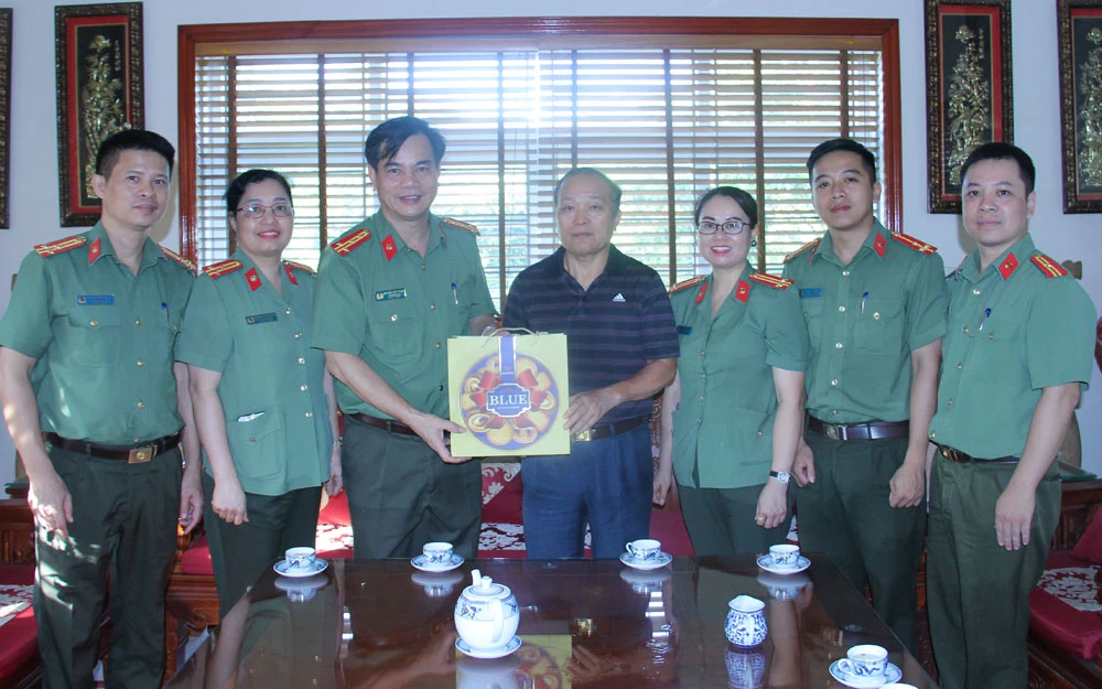 Ảnh 1. Đoàn công tác thăm hỏi tặng quà các đồng chí thương binh CAND (1).JPG