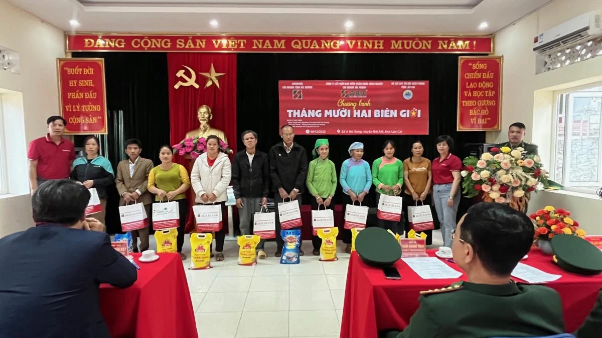 Trao tặng quà cho các hộ gia đình nghèo tại xã A Mú Sung.