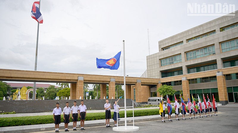 Lễ thượng cờ ASEAN tại trụ sở Bộ Ngoại giao Thái Lan. Lễ thượng cờ ASEAN tại trụ sở Bộ Ngoại giao Thái Lan.