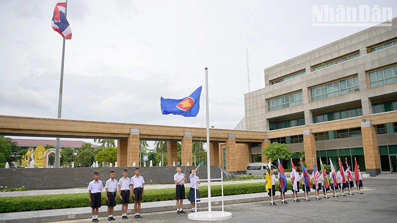 Lễ thượng cờ ASEAN tại trụ sở Bộ Ngoại giao Thái Lan.