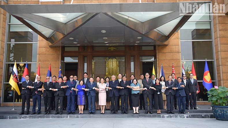 Các đại biểu tham dự lễ thượng cờ ASEAN tại trụ sở Bộ Ngoại giao Thái Lan. Các đại biểu tham dự lễ thượng cờ ASEAN tại trụ sở Bộ Ngoại giao Thái Lan.