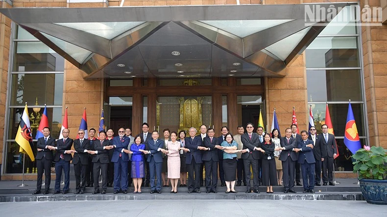 Các đại biểu tham dự lễ thượng cờ ASEAN tại trụ sở Bộ Ngoại giao Thái Lan.