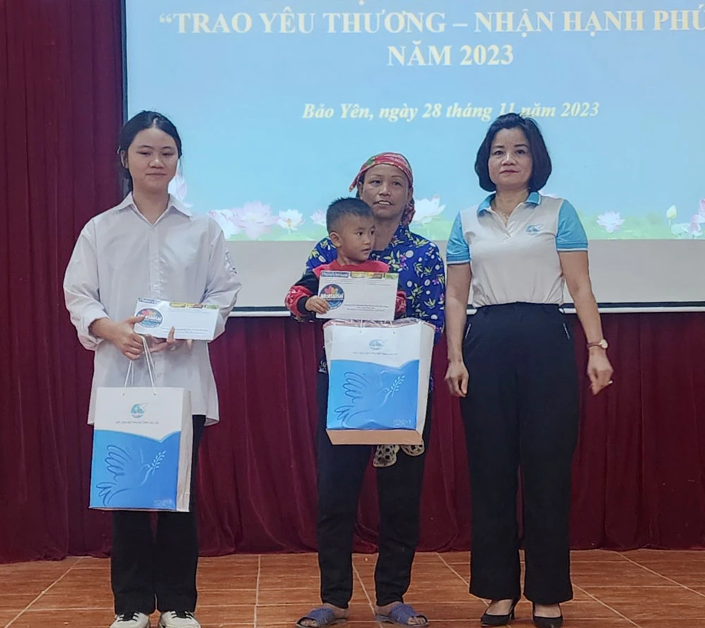 Trao quà chương trình Mottainai Báo phụ nữ Vệt Nam cho 2 cháu có hoàn cảnh khó khăn tại xã Bảo Hà, Kim Sơn(1).jpg